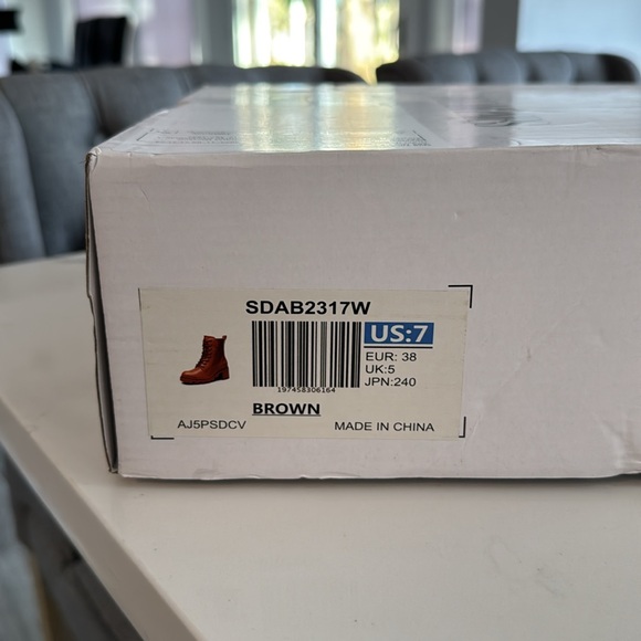 NWT- Dream Pairs/Just Fab —Boots Size 7 - Picture 4 of 4